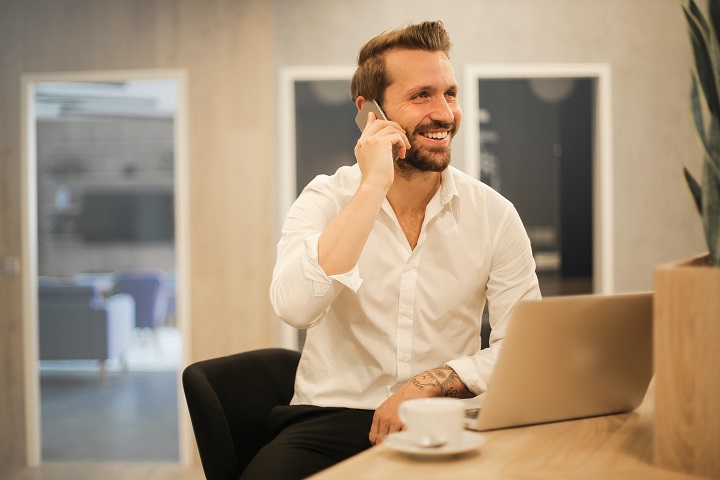 Een vrije werker welke enthousiast aan het werk gaat voor een opdrachtgever